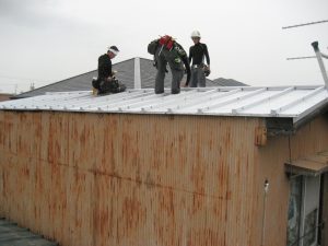 パル東田借家屋根修理中